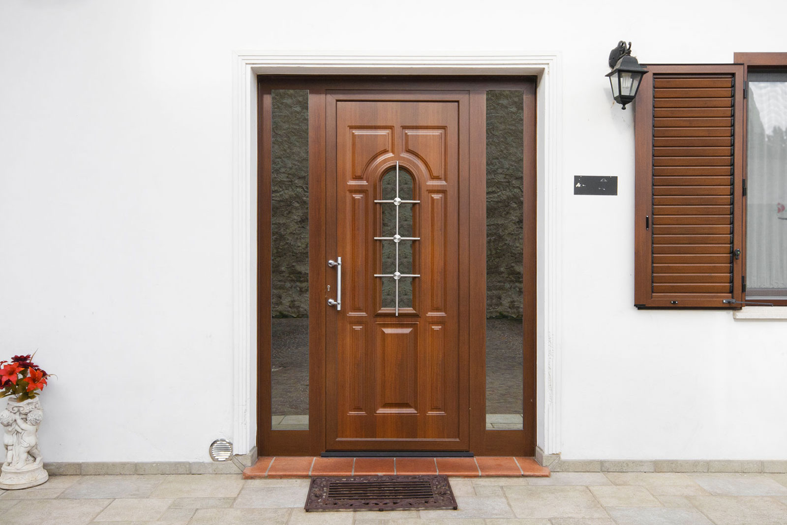 Produzione montaggio vendita porte da esterni , portoncini blindati ... Porte blindate con vetro antisfondamento